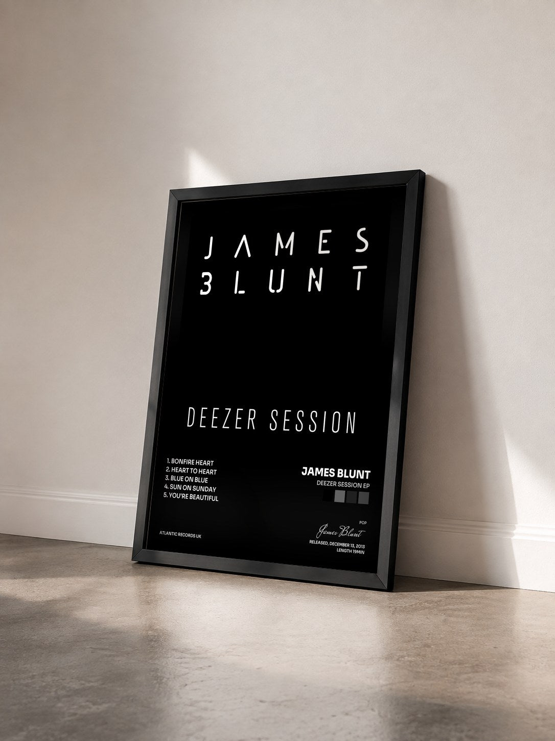 #noir Tableau de l'album Deezer Session EP de James Blunt vu de trois quarts, cadre noir