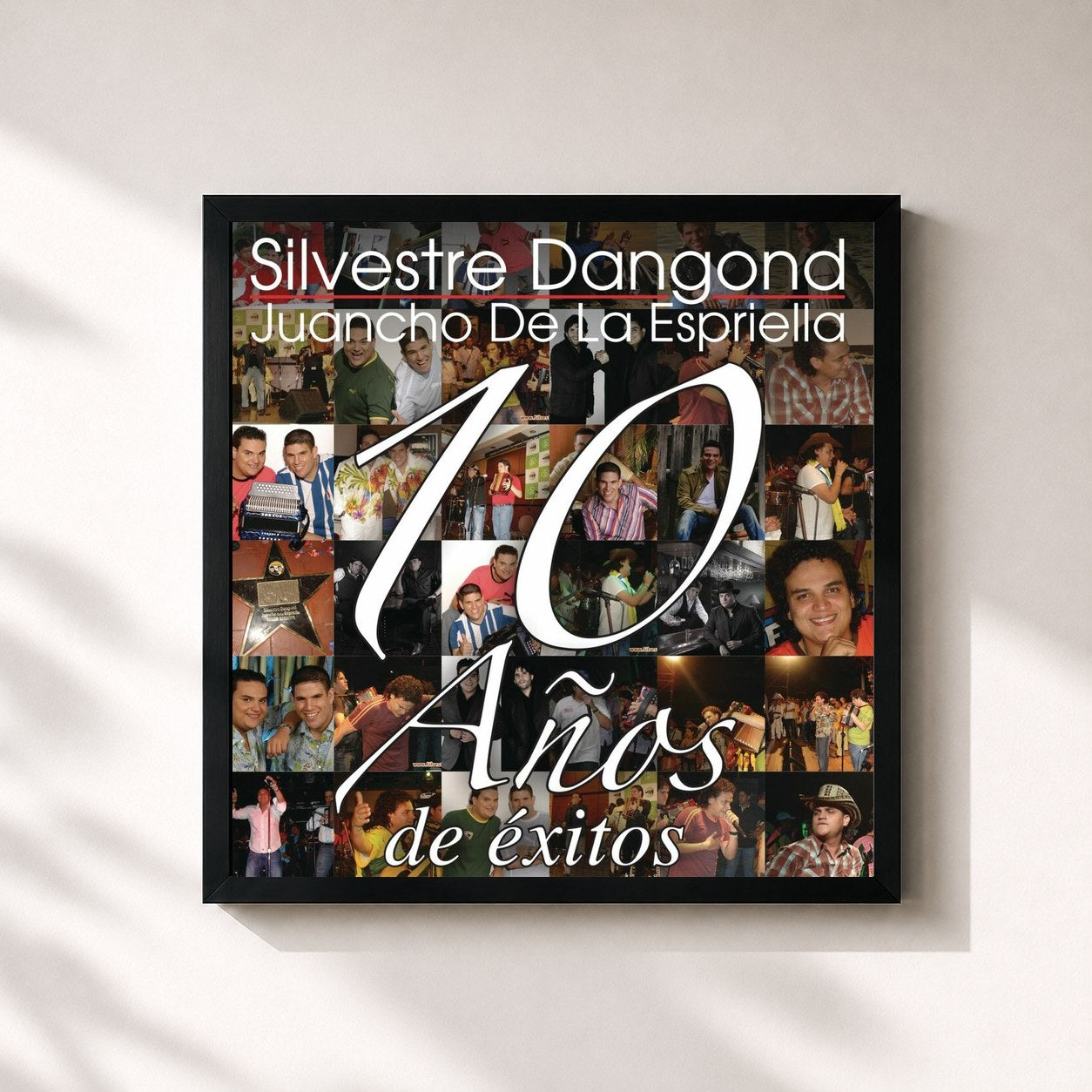 #noir Tableau carré de l'album 10 Años de Éxitos de Silvestre Dangond, cadre noir 32x32 cm