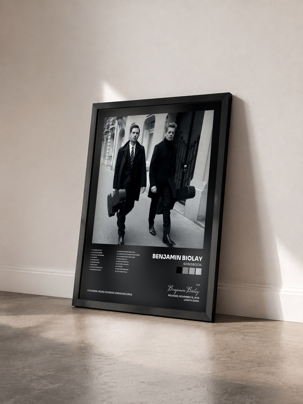 #noir Songbook di Benjamin Biolay in stampa incorniciata vista di tre quarti, cornice nera