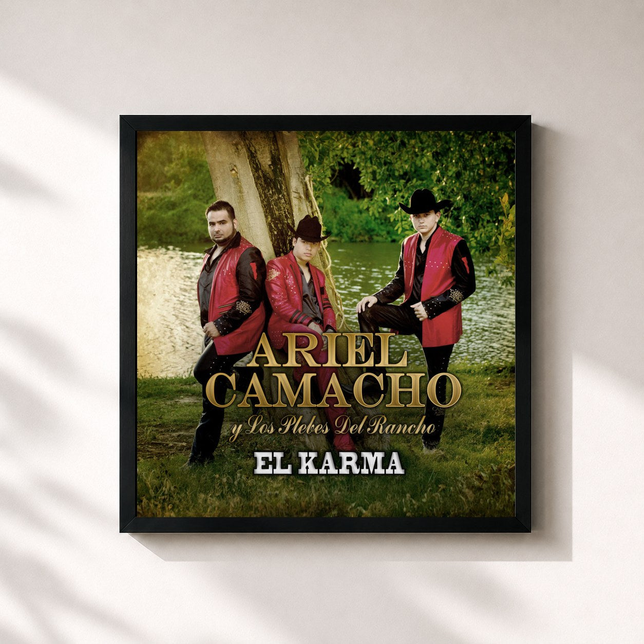 #noir Tableau carré de l'album El Karma de Ariel Camacho y Los Plebes Del Rancho, cadre noir 32x32 cm