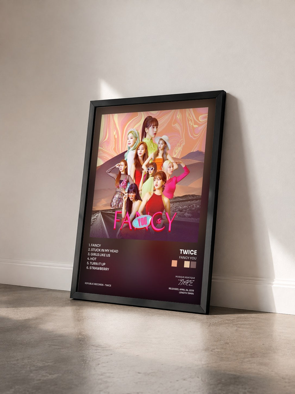 #noir Tableau de l'album FANCY YOU de TWICE vu de trois quarts, cadre noir