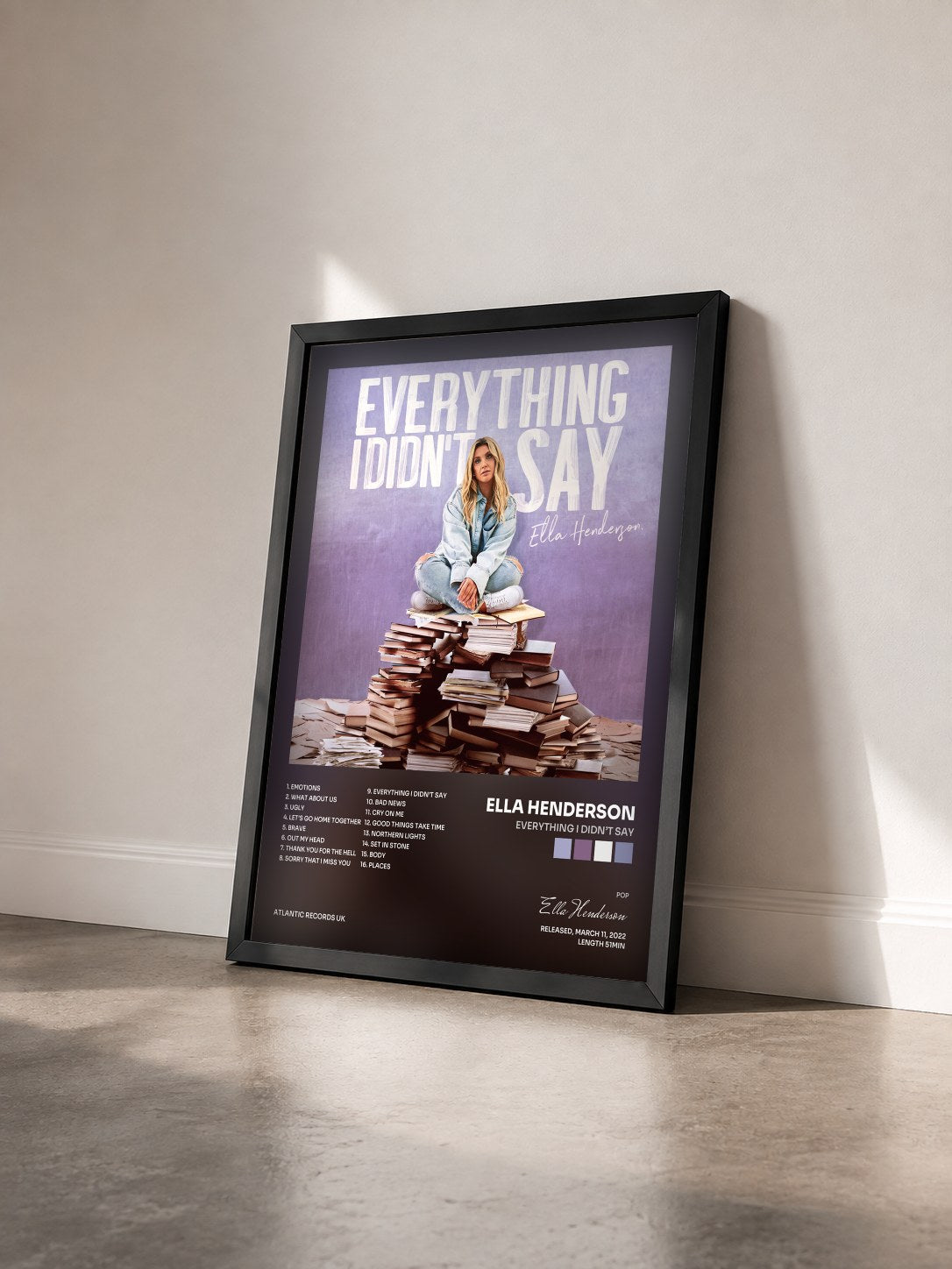 #noir Everything I Didn’t Say von Ella Henderson als gerahmter Kunstdruck von schräg gesehen, schwarzer Rahmen