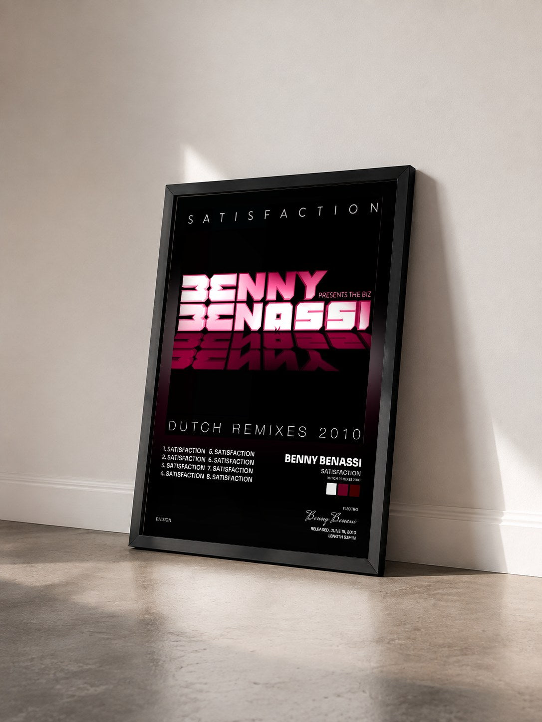 #noir Tableau de l'album Satisfaction (Dutch Remixes 2010) de Benny Benassi vu de trois quarts, cadre noir