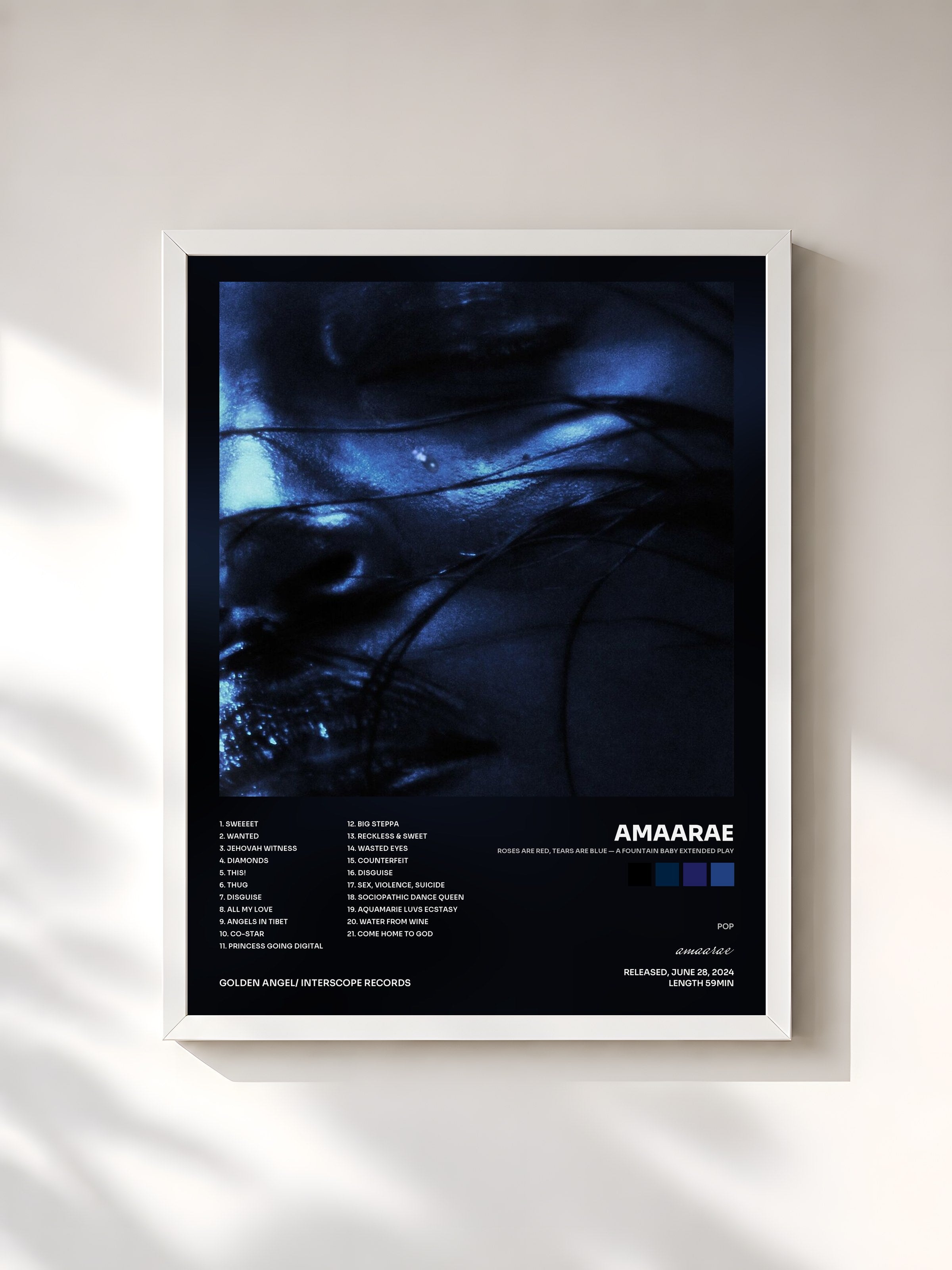 #blanc Tableau de l'album roses are red, tears are blue — A Fountain Baby Extended Play de amaarae, cadre blanc, imprimé et encadré en France