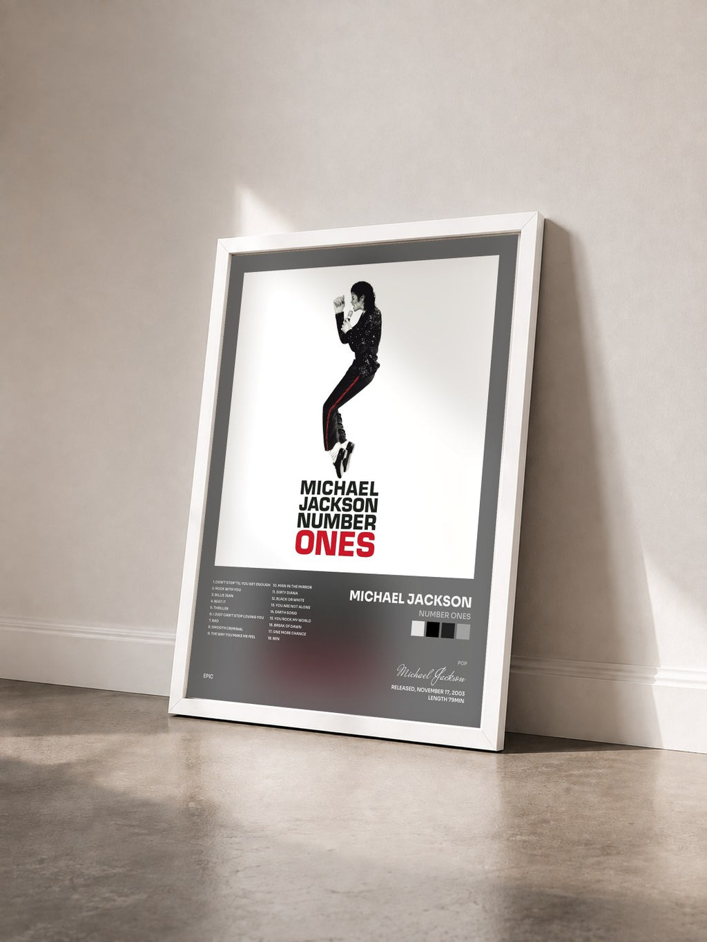#blanc Number Ones de Michael Jackson en lámina enmarcada vista de tres cuartos, marco blanco