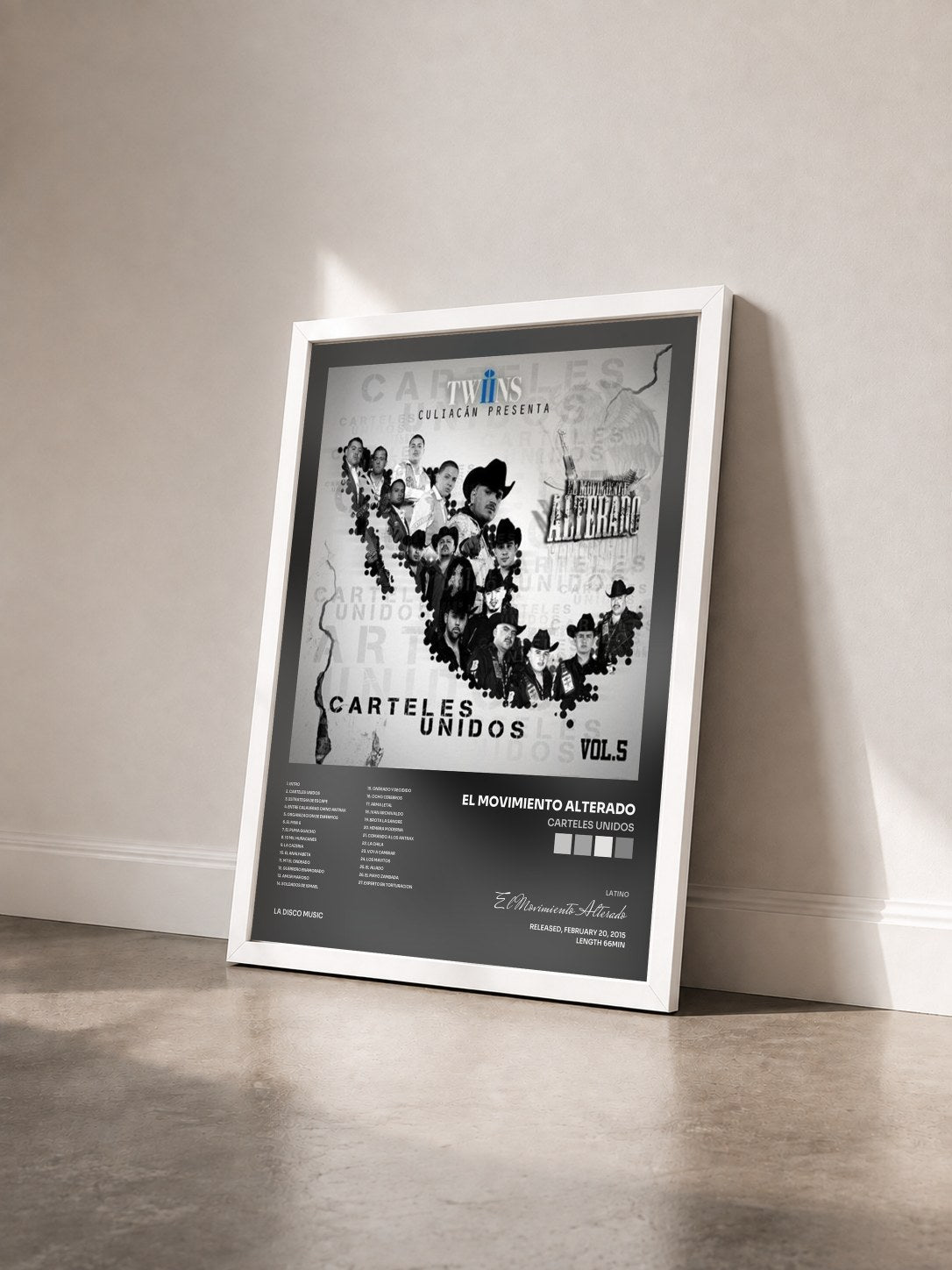 #blanc Tableau de l'album Carteles Unidos de El Movimiento Alterado vu de trois quarts, cadre blanc