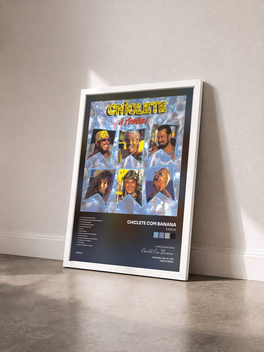 #blanc Tableau de l'album É Festa de Chiclete Com Banana vu de trois quarts, cadre blanc