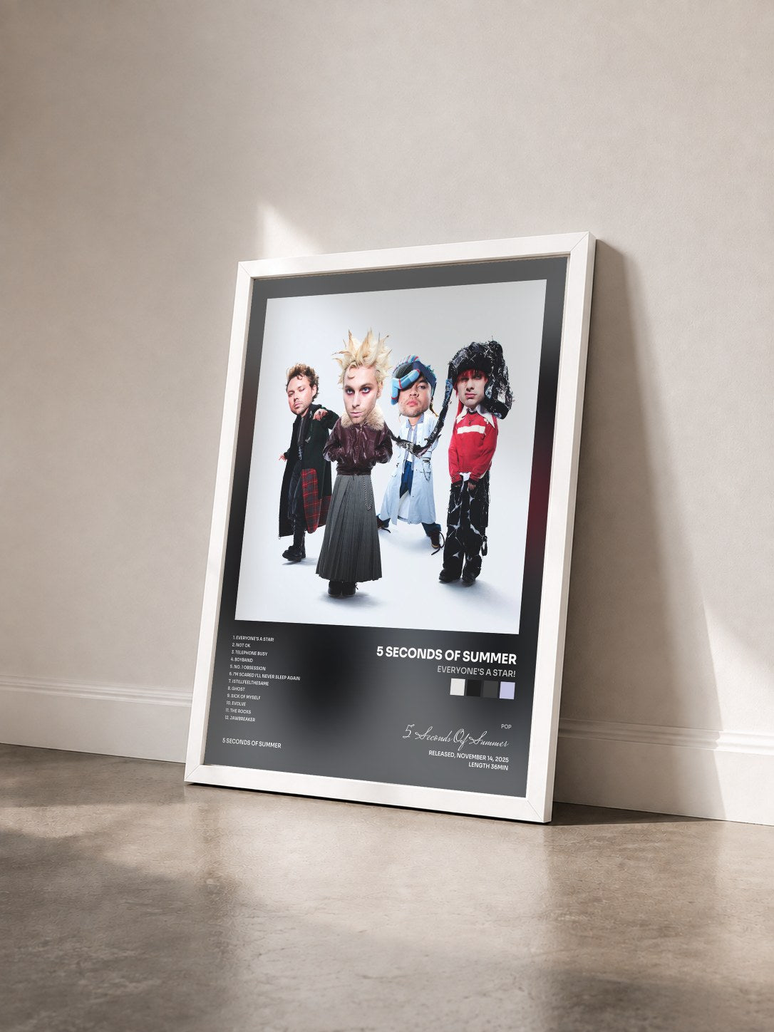#blanc Tableau de l'album EVERYONE'S A STAR! de 5 Seconds Of Summer vu de trois quarts, cadre blanc