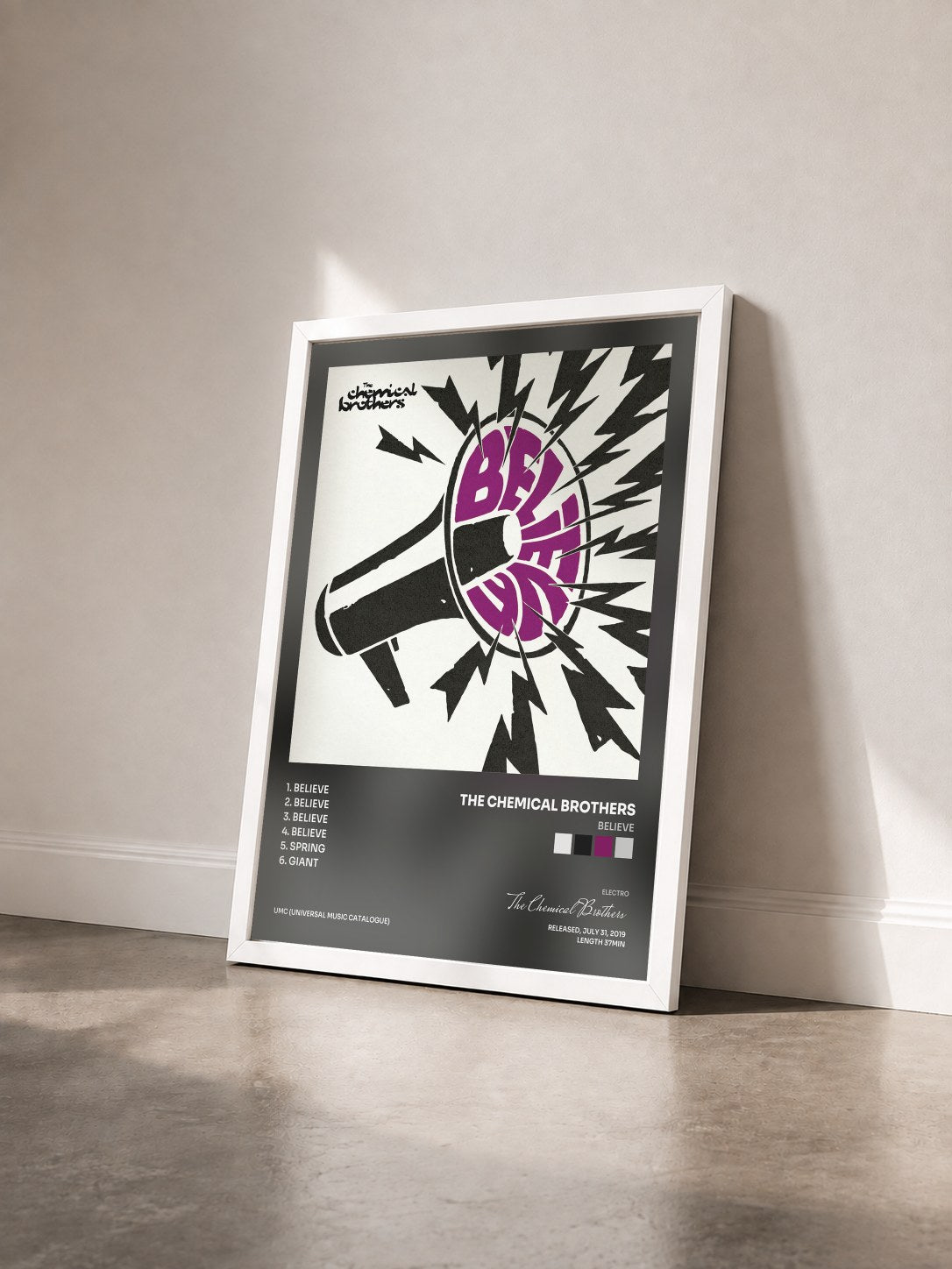 #blanc Tableau de l'album Believe de The Chemical Brothers vu de trois quarts, cadre blanc