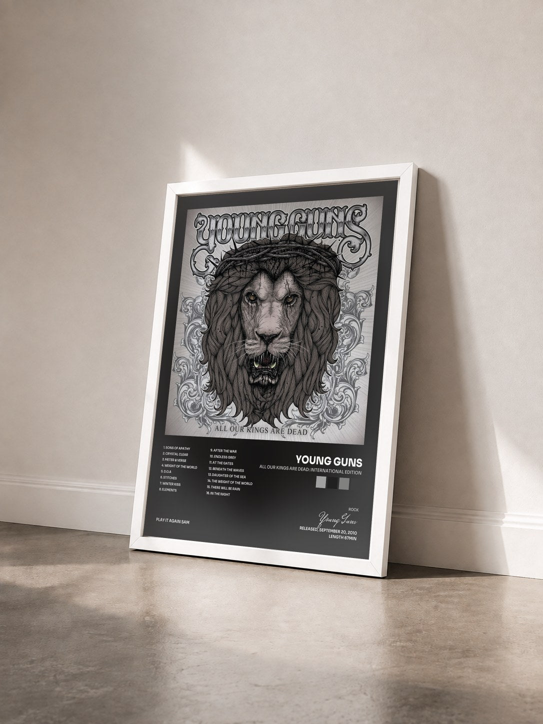 #blanc Tableau de l'album All Our Kings Are Dead: International Edition de Young Guns vu de trois quarts, cadre blanc