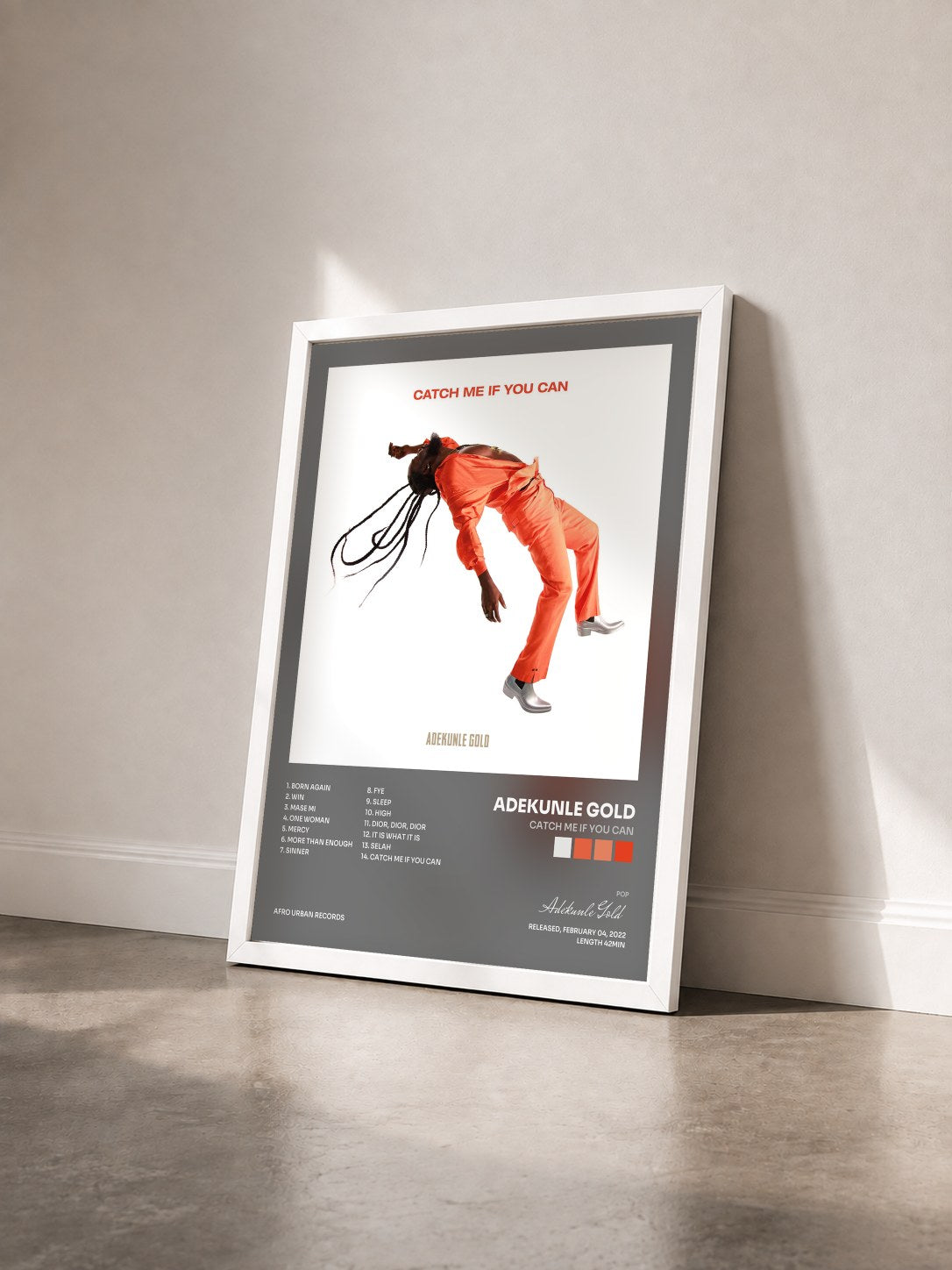 #blanc Tableau de l'album Catch Me If You Can de Adekunle Gold vu de trois quarts, cadre blanc