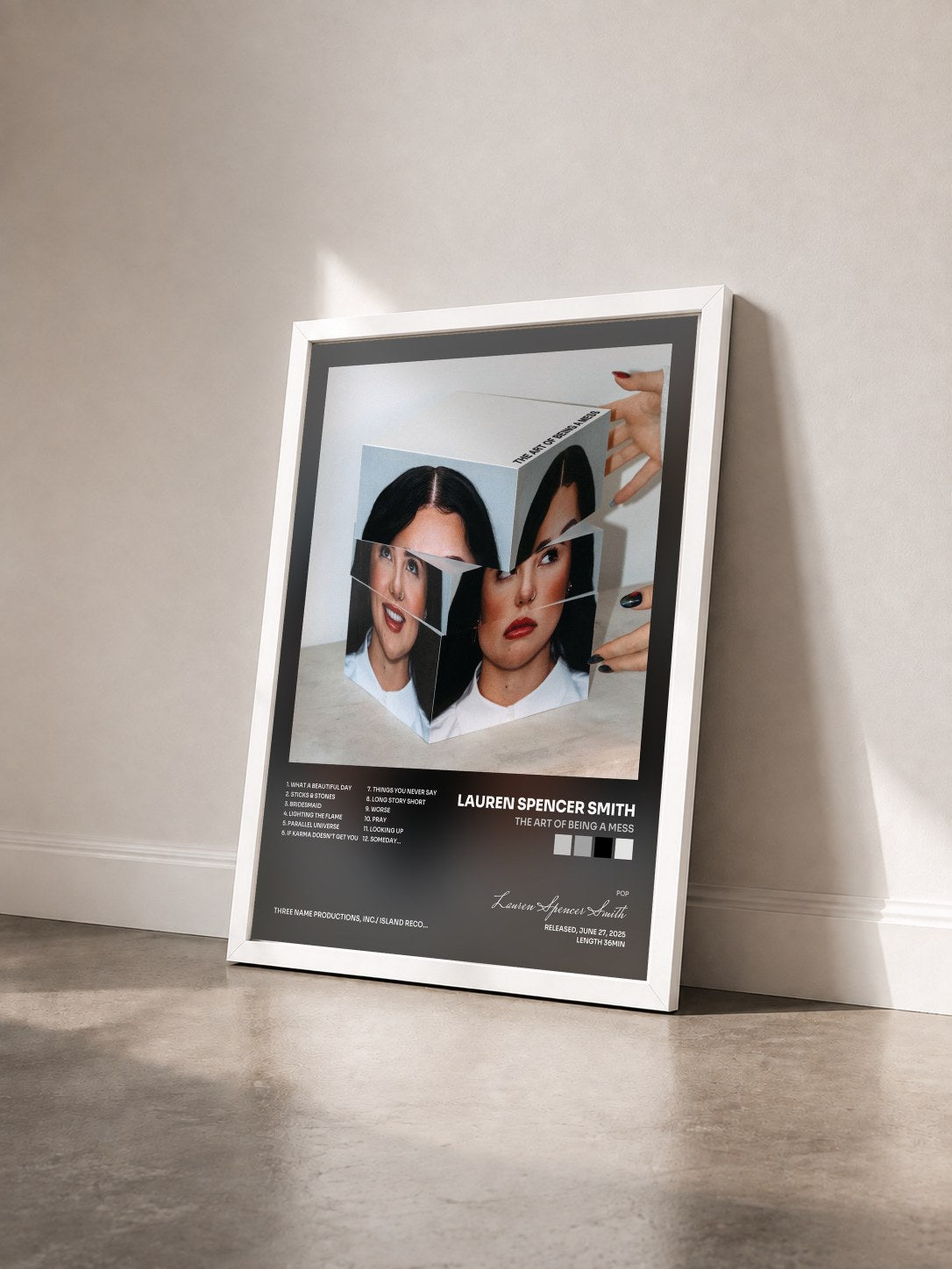 #blanc Tableau de l'album THE ART OF BEING A MESS de Lauren Spencer Smith vu de trois quarts, cadre blanc