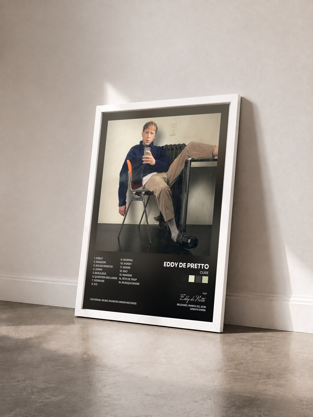 #blanc Tableau de l'album Cure de Eddy de Pretto vu de trois quarts, cadre blanc