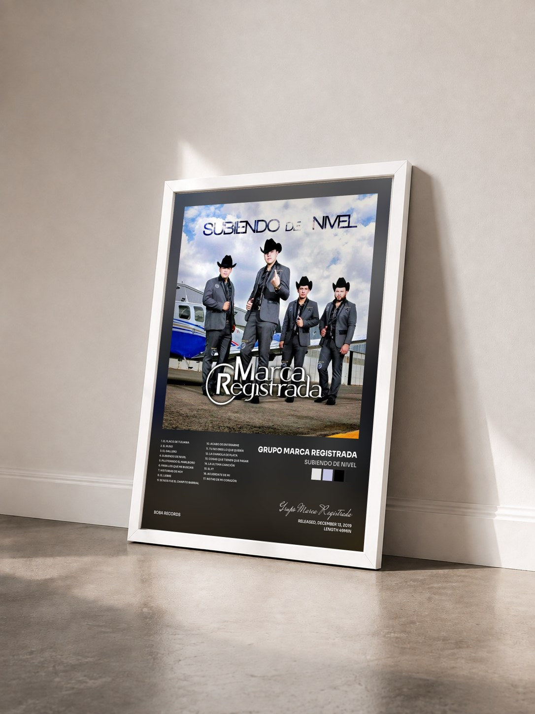 #blanc Tableau de l'album Subiendo De Nivel de Grupo Marca Registrada vu de trois quarts, cadre blanc