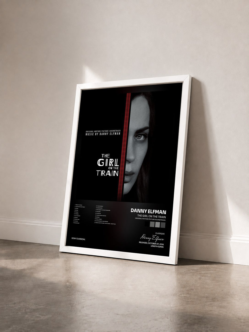 #blanc The Girl on the Train (Original Motion Picture Soundtrack) di Danny Elfman in stampa incorniciata vista di tre quarti, cornice bianca