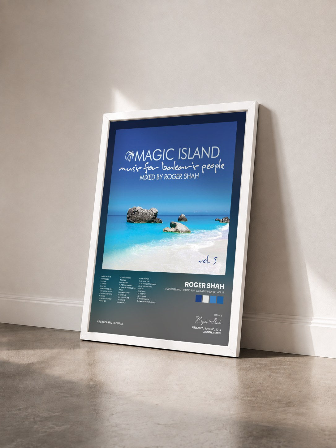 #blanc Tableau de l'album Magic Island - Music for Balearic People, Vol. 5 de Roger Shah vu de trois quarts, cadre blanc