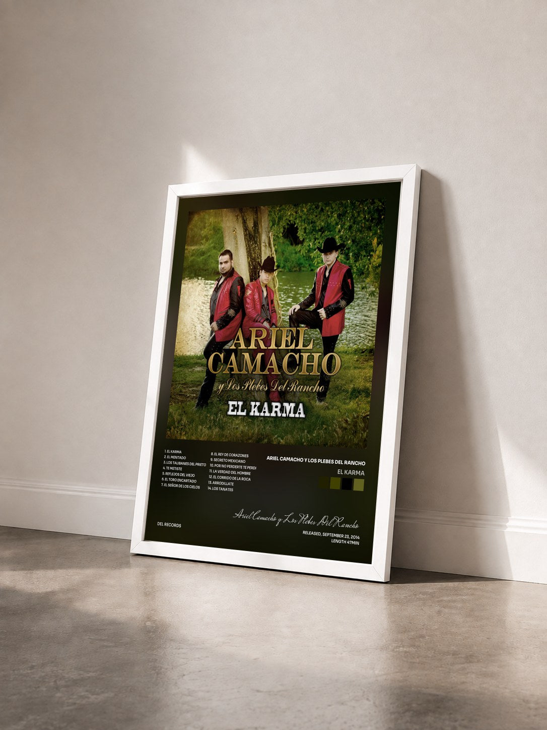 #blanc Tableau de l'album El Karma de Ariel Camacho y Los Plebes Del Rancho vu de trois quarts, cadre blanc