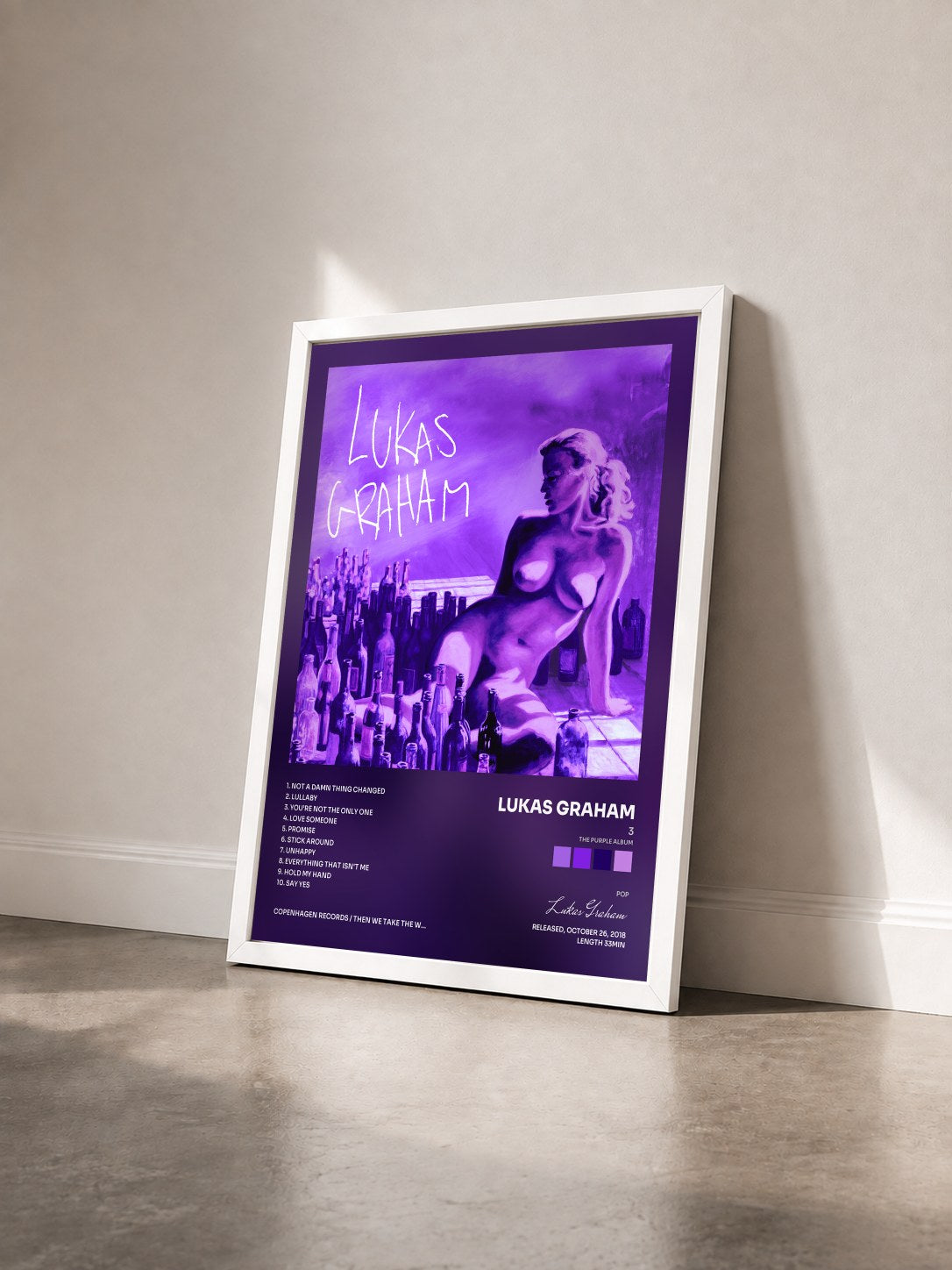 #blanc 3 (The Purple Album) de Lukas Graham en lámina enmarcada vista de tres cuartos, marco blanco