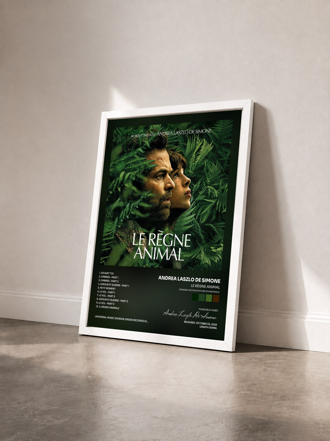 #blanc Tableau de l'album Le Règne Animal (Original Motion Picture Soundtrack) de Andrea Laszlo De Simone vu de trois quarts, cadre blanc