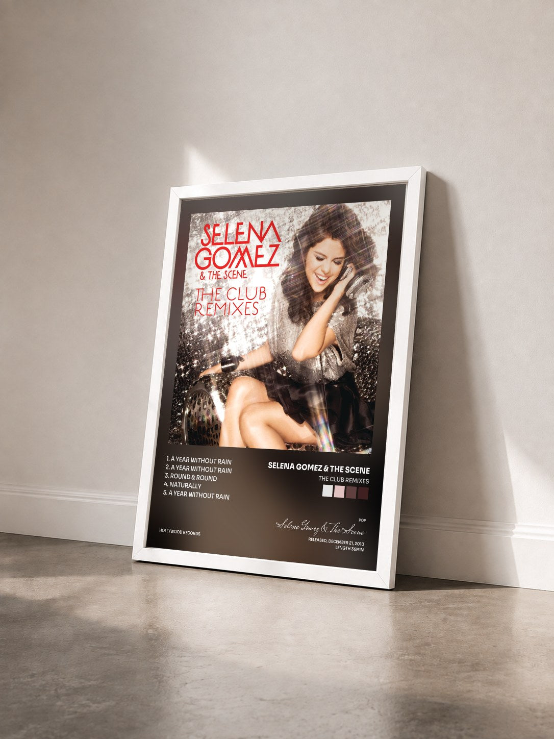 #blanc Tableau de l'album The Club Remixes de Selena Gomez & The Scene vu de trois quarts, cadre blanc