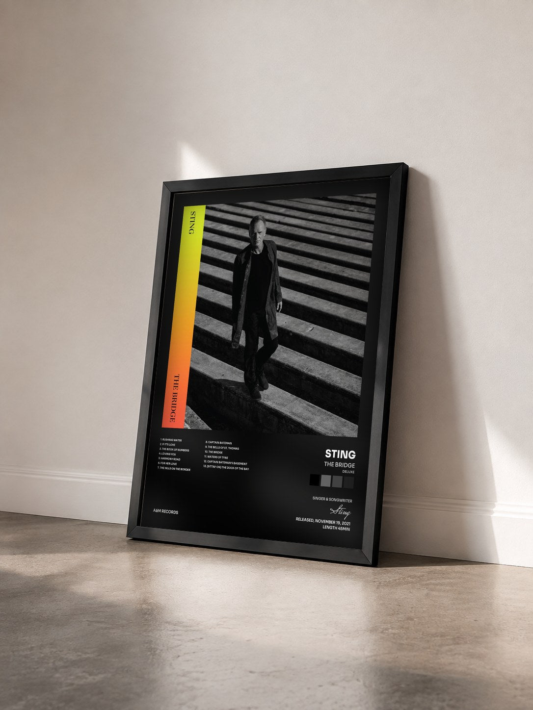 #noir The Bridge (Deluxe) von Sting als gerahmter Kunstdruck von schräg gesehen, schwarzer Rahmen