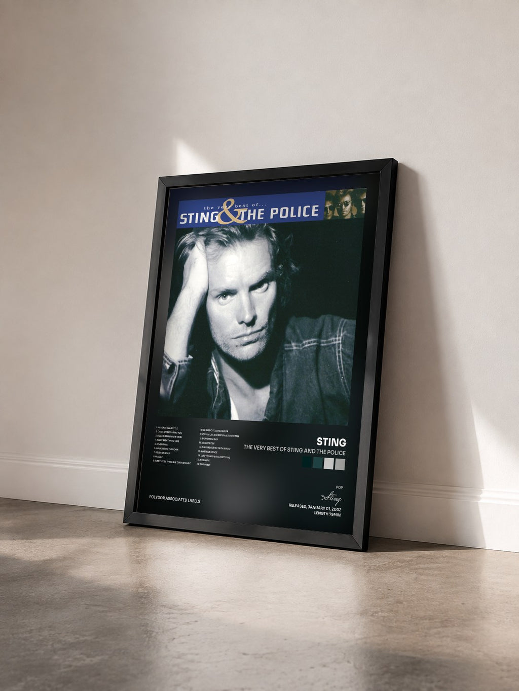 #noir Tableau de l'album The Very Best Of Sting And The Police de Sting vu de trois quarts, cadre noir