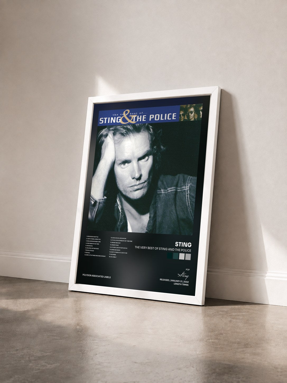 #blanc Tableau de l'album The Very Best Of Sting And The Police de Sting vu de trois quarts, cadre blanc