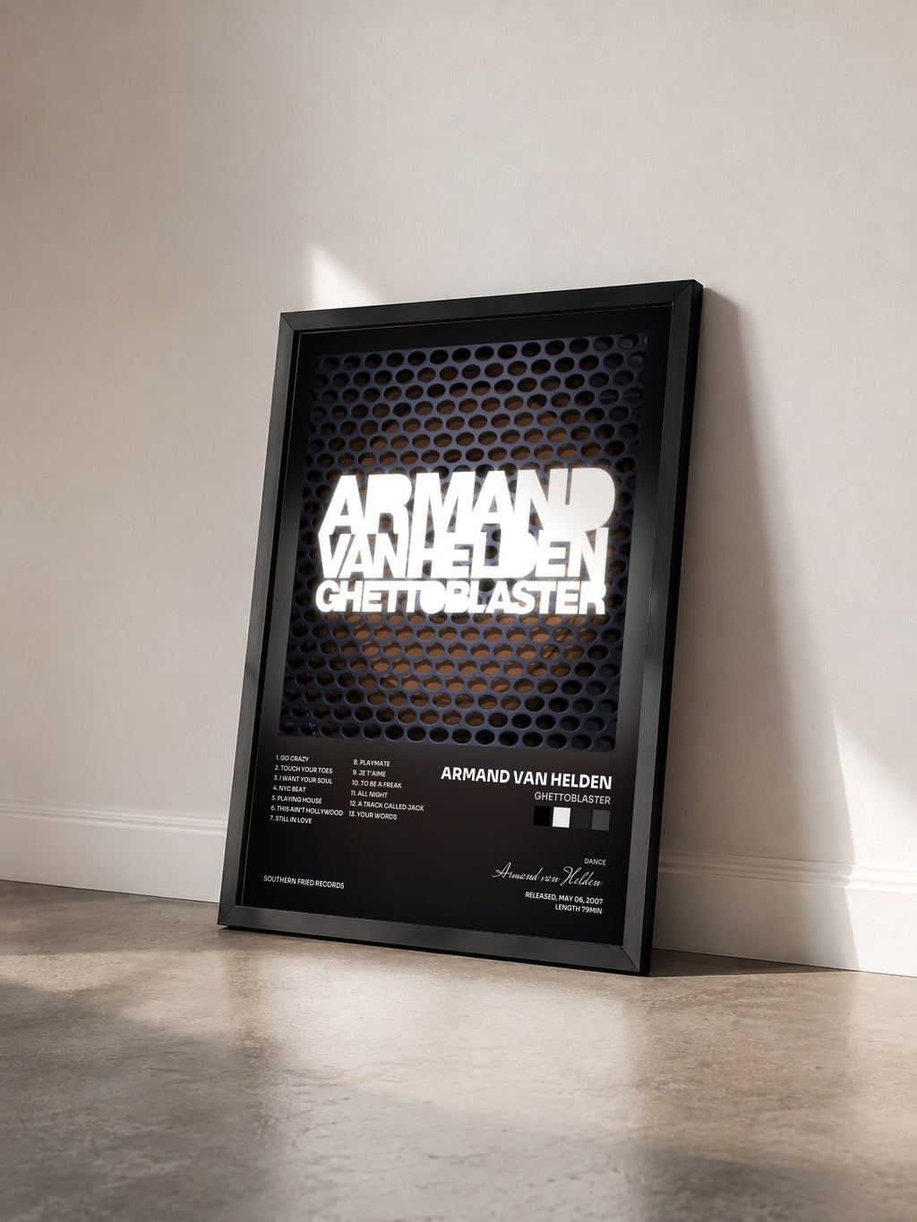 #noir Tableau de l'album Ghettoblaster de Armand van Helden vu de trois quarts, cadre noir
