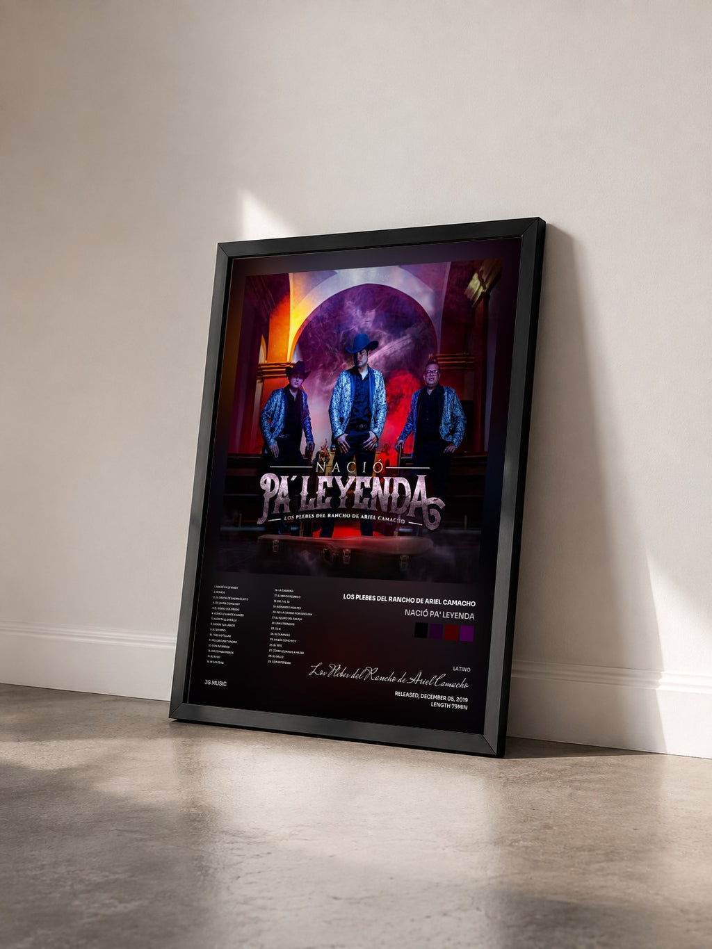 #noir Tableau de l'album Nació Pa' Leyenda de Los Plebes del Rancho de Ariel Camacho vu de trois quarts, cadre noir