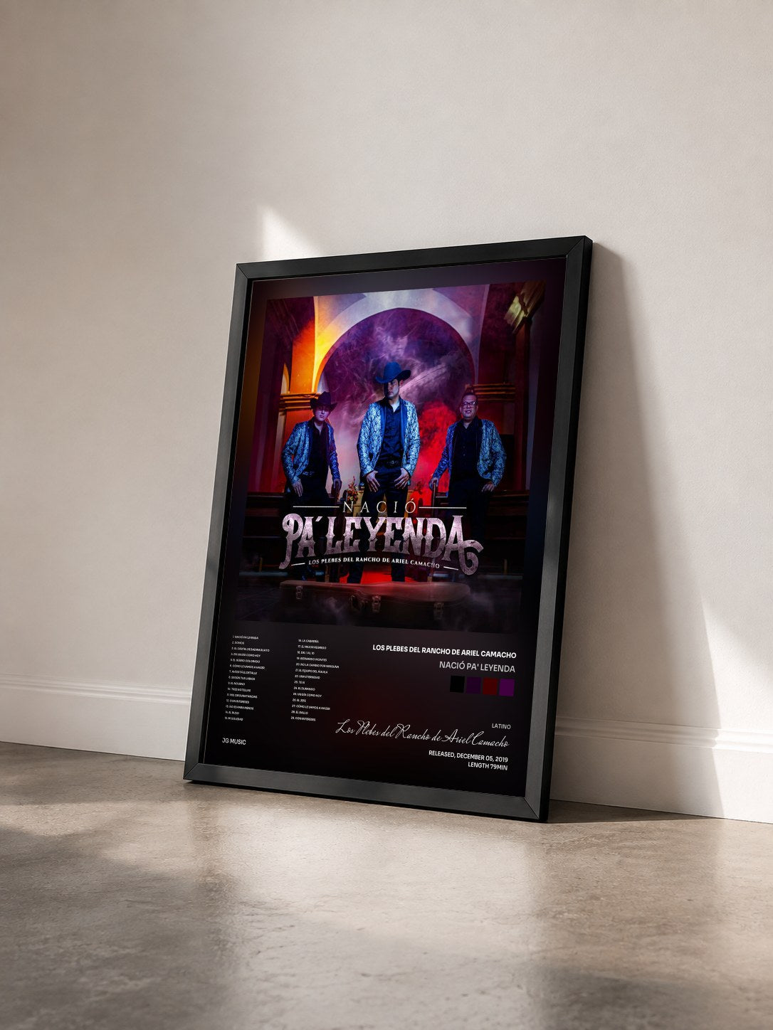#noir Tableau de l'album Nació Pa' Leyenda de Los Plebes del Rancho de Ariel Camacho vu de trois quarts, cadre noir