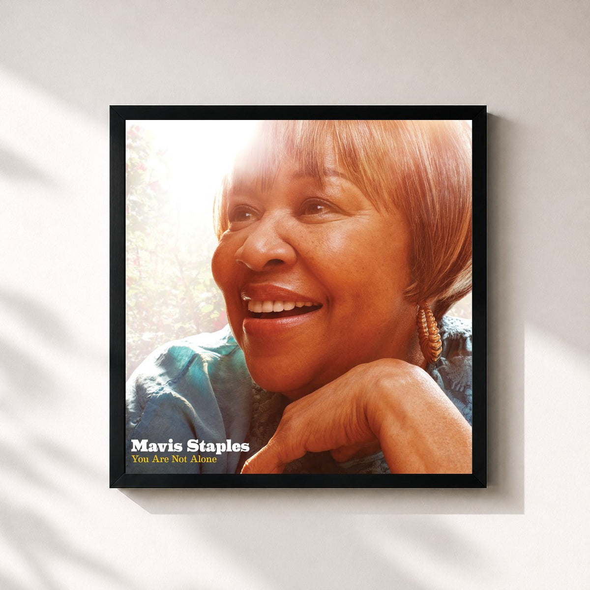 #noir Tableau carré de l'album You Are Not Alone de Mavis Staples, cadre noir 32x32 cm
