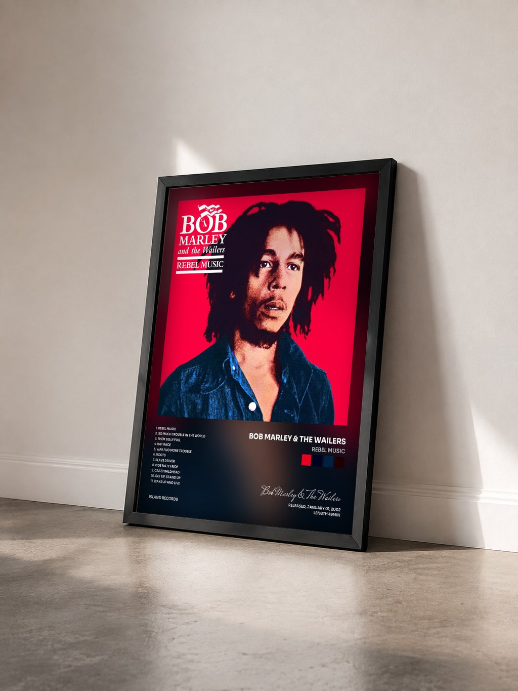 #noir Rebel Music von Bob Marley & The Wailers als gerahmter Kunstdruck von schräg gesehen, schwarzer Rahmen
