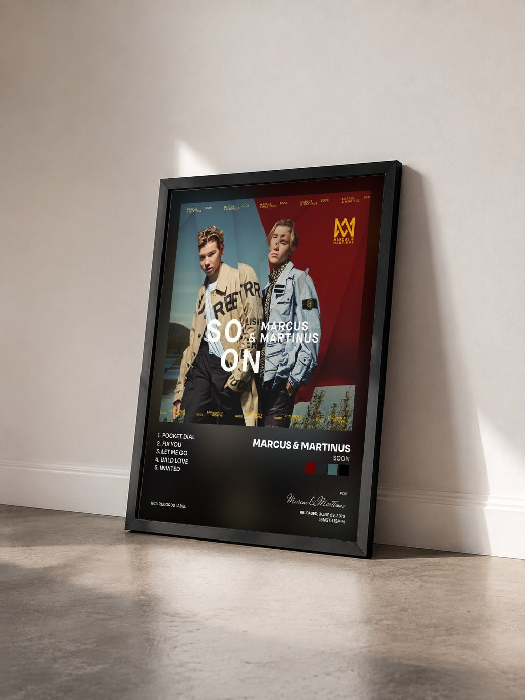 #noir Tableau de l'album SOON de Marcus & Martinus vu de trois quarts, cadre noir