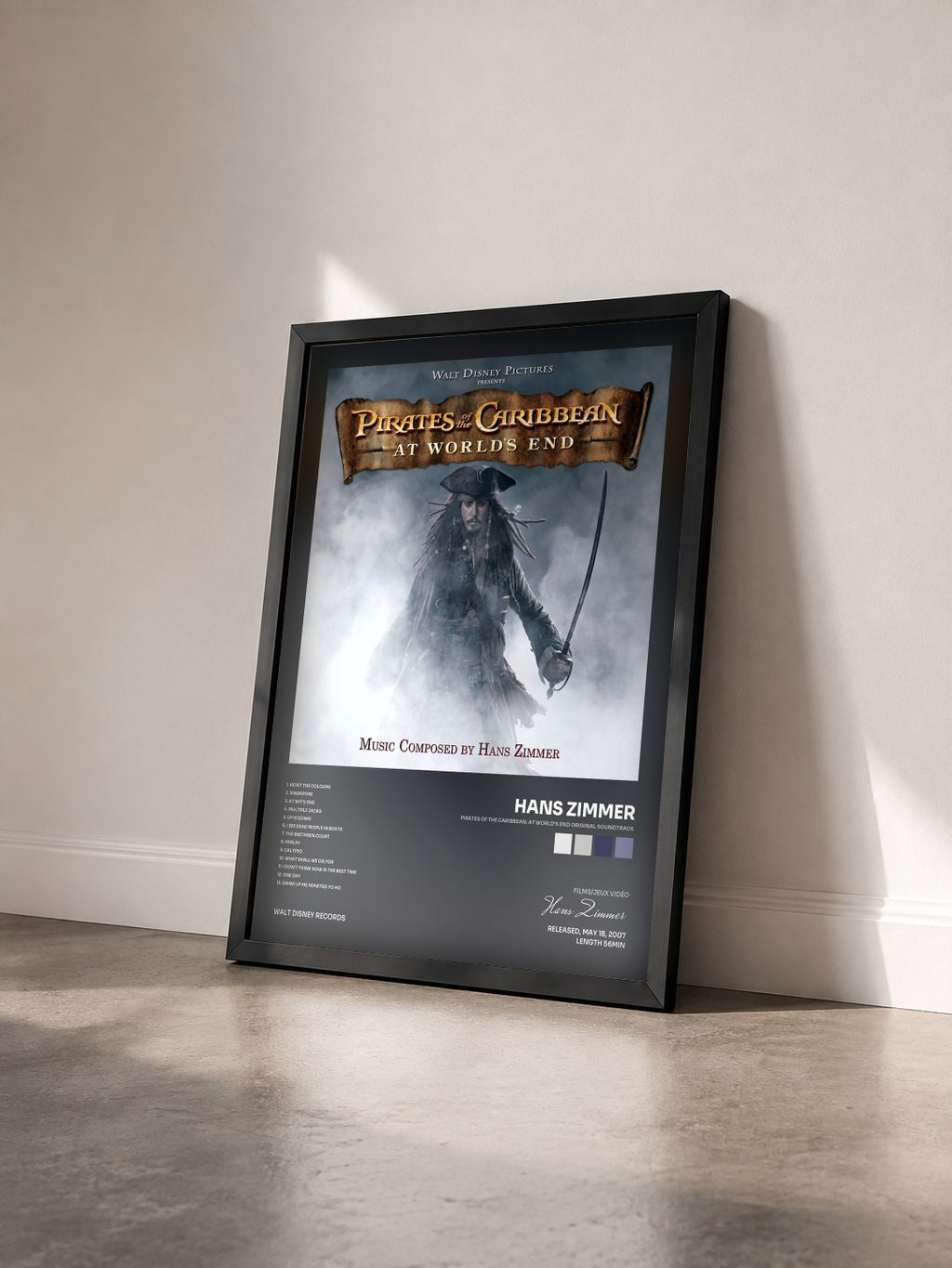 #noir Pirates Of The Caribbean: At World's End Original Soundtrack von Hans Zimmer als gerahmter Kunstdruck von schräg gesehen, schwarzer Rahmen