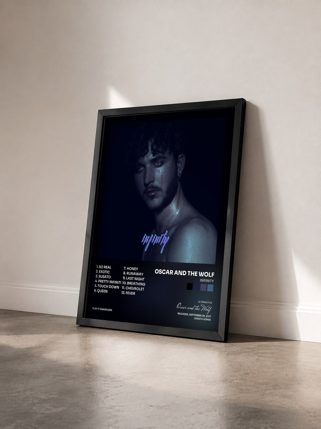 #noir Tableau de l'album Infinity de Oscar and the Wolf vu de trois quarts, cadre noir