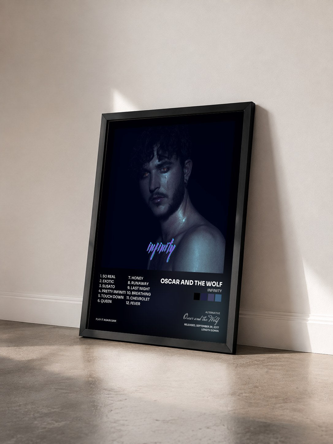 #noir Tableau de l'album Infinity de Oscar and the Wolf vu de trois quarts, cadre noir