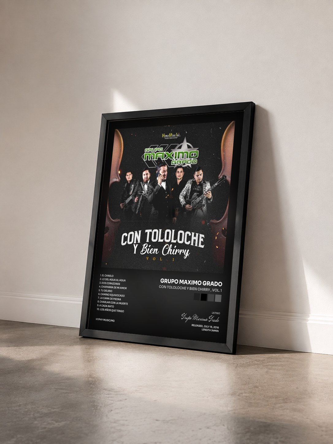 #noir Tableau de l'album Con Tololoche y Bien Chirry , Vol. 1 de Grupo Maximo Grado vu de trois quarts, cadre noir