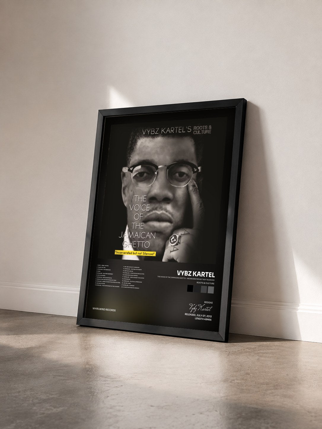 #noir Tableau de l'album The Voice of the Jamaican Ghetto - Incarcerated But Not Silenced (Roots & Culture) de Vybz Kartel vu de trois quarts, cadre noir