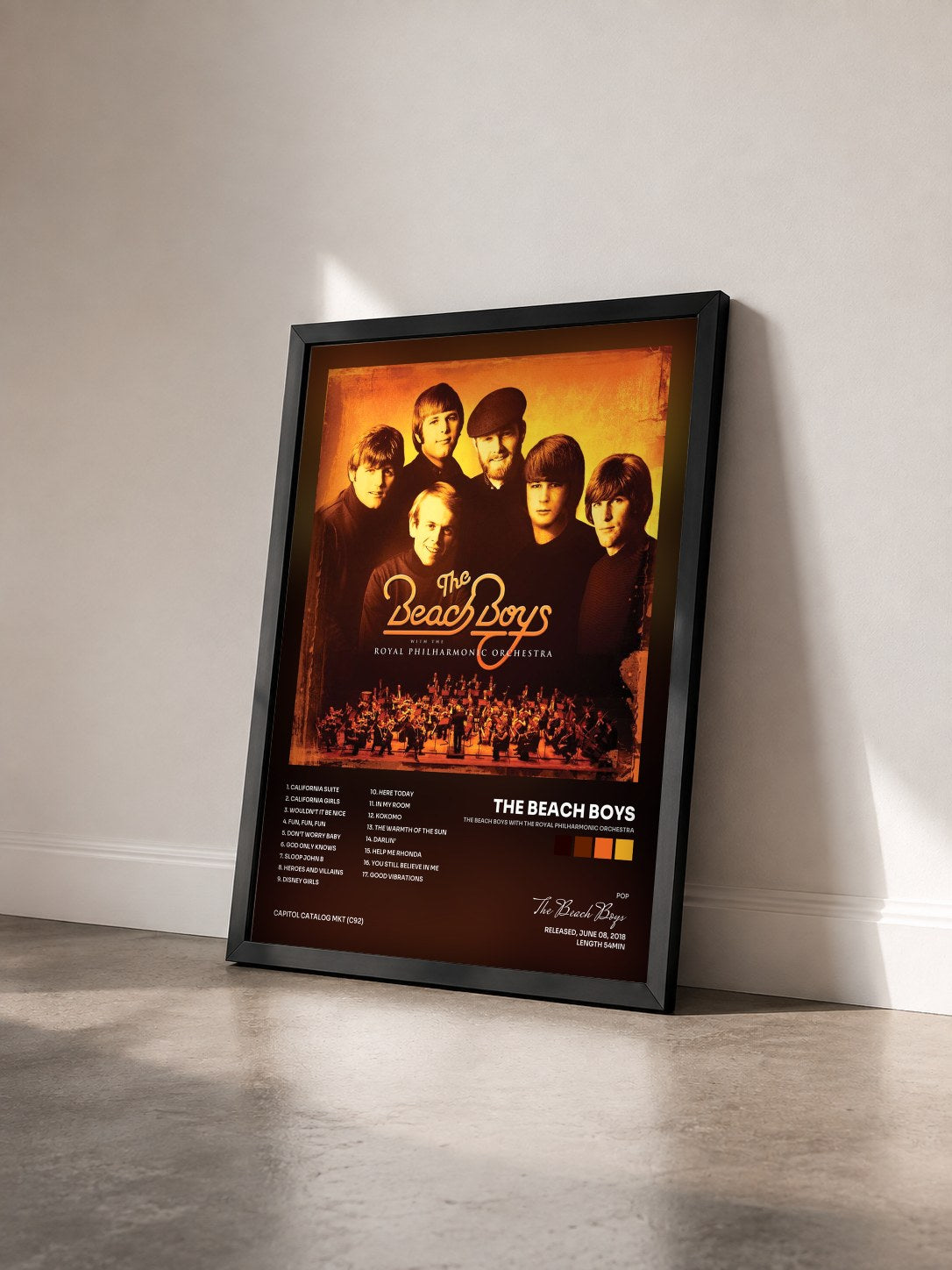 #noir The Beach Boys With The Royal Philharmonic Orchestra di The Beach Boys in stampa incorniciata vista di tre quarti, cornice nera