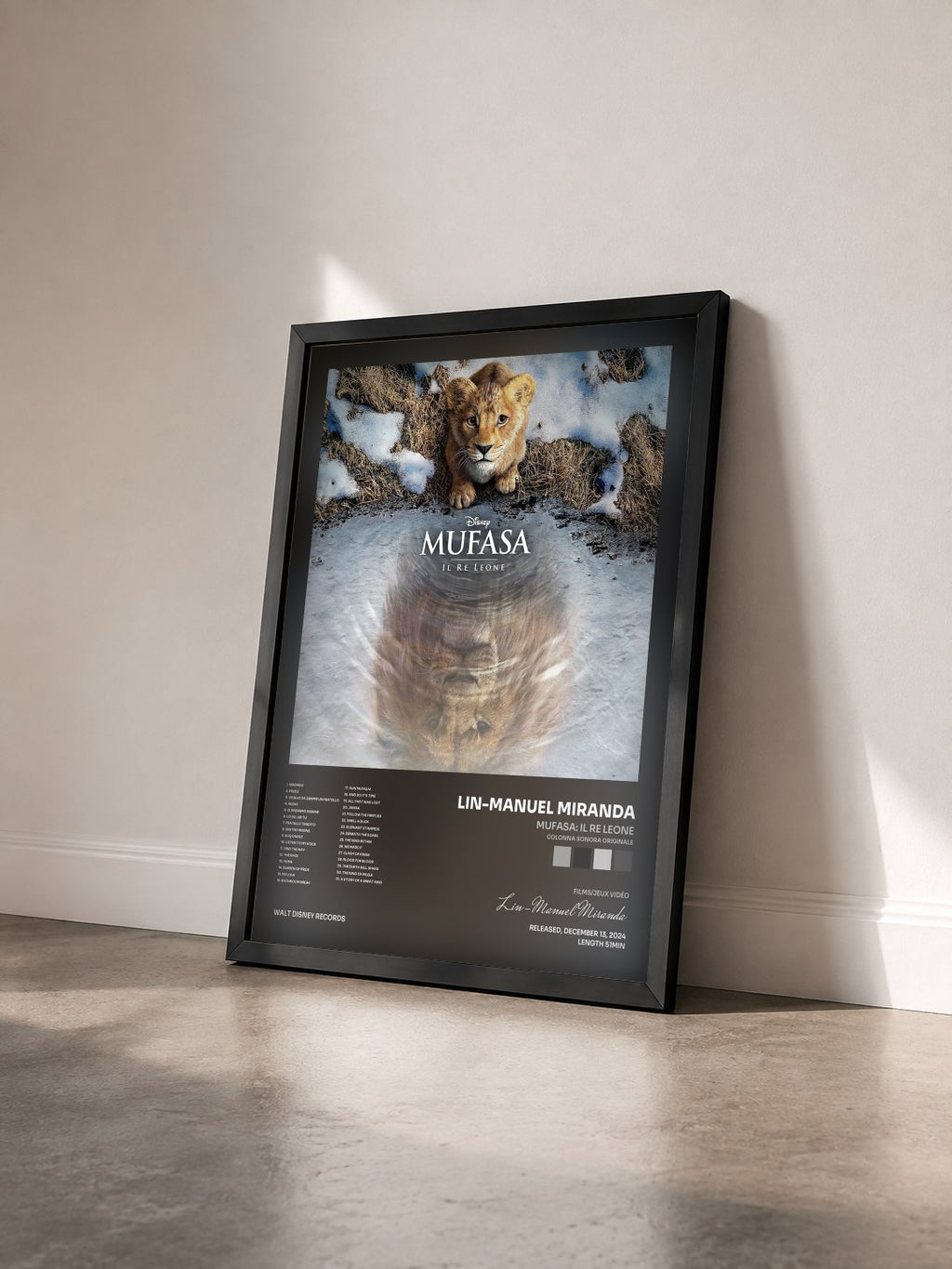 #noir Mufasa: Il Re Leone (Colonna Sonora Originale) von Lin-Manuel Miranda als gerahmter Kunstdruck von schräg gesehen, schwarzer Rahmen