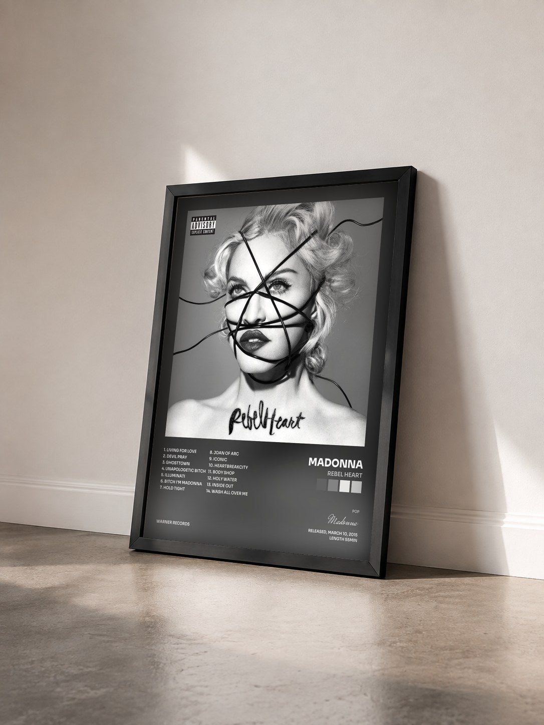 #noir Tableau de l'album Rebel Heart de Madonna vu de trois quarts, cadre noir