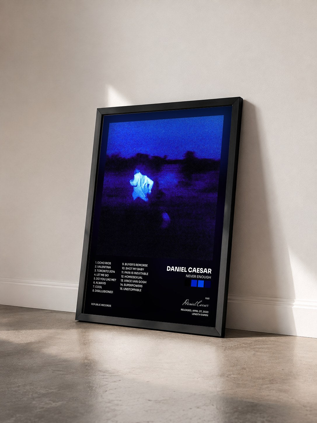 #noir Tableau de l'album NEVER ENOUGH de Daniel Caesar vu de trois quarts, cadre noir