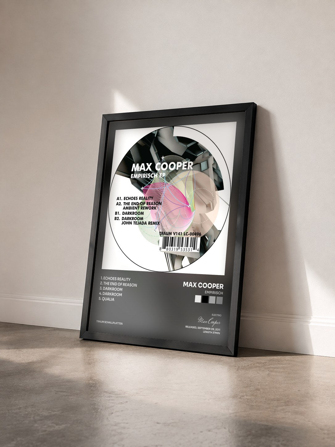 #noir Tableau de l'album Empirisch de Max Cooper vu de trois quarts, cadre noir