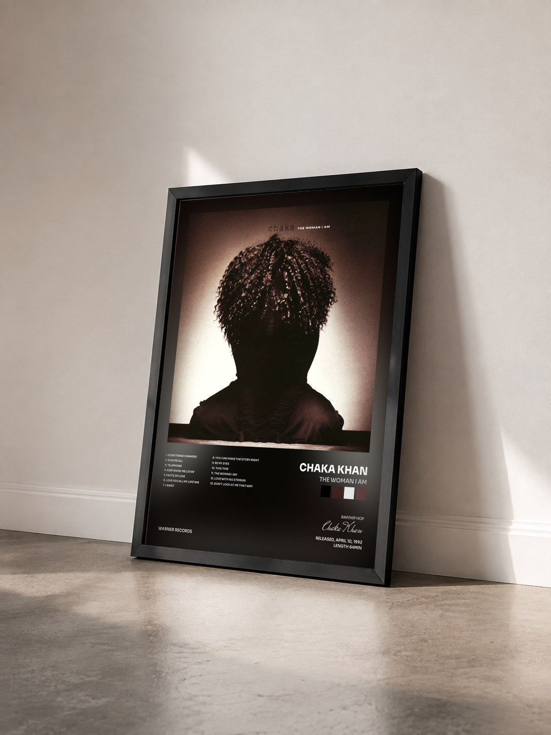#noir Tableau de l'album The Woman I Am de Chaka Khan vu de trois quarts, cadre noir