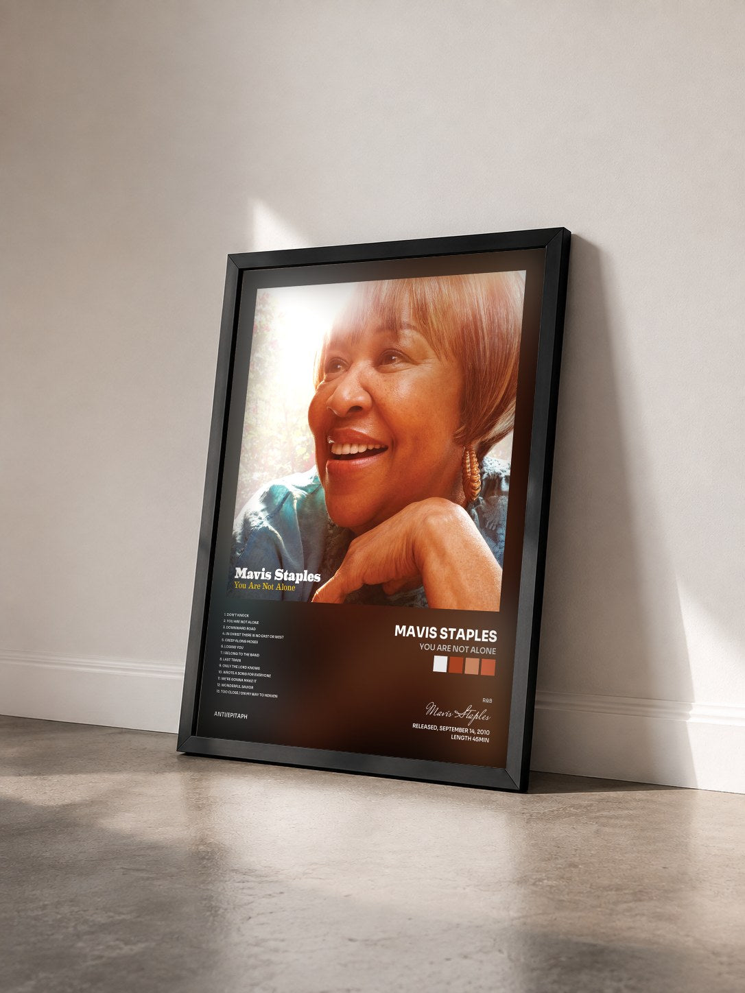 #noir Tableau de l'album You Are Not Alone de Mavis Staples vu de trois quarts, cadre noir