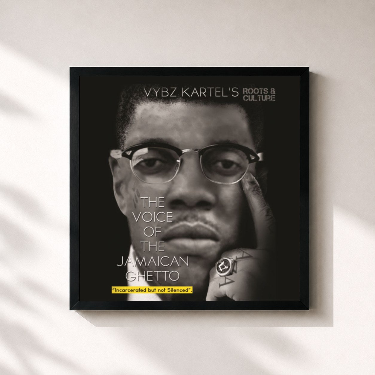 #noir Tableau carré de l'album The Voice of the Jamaican Ghetto - Incarcerated But Not Silenced (Roots & Culture) de Vybz Kartel, cadre noir 32x32 cm