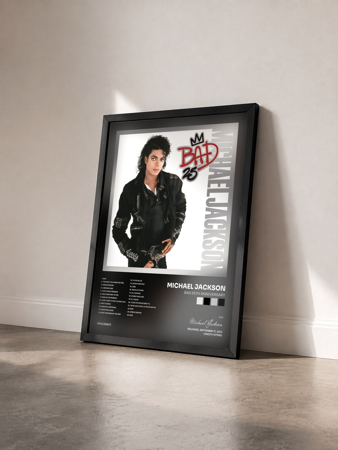 #noir Tableau de l'album Bad 25th Anniversary de Michael Jackson vu de trois quarts, cadre noir