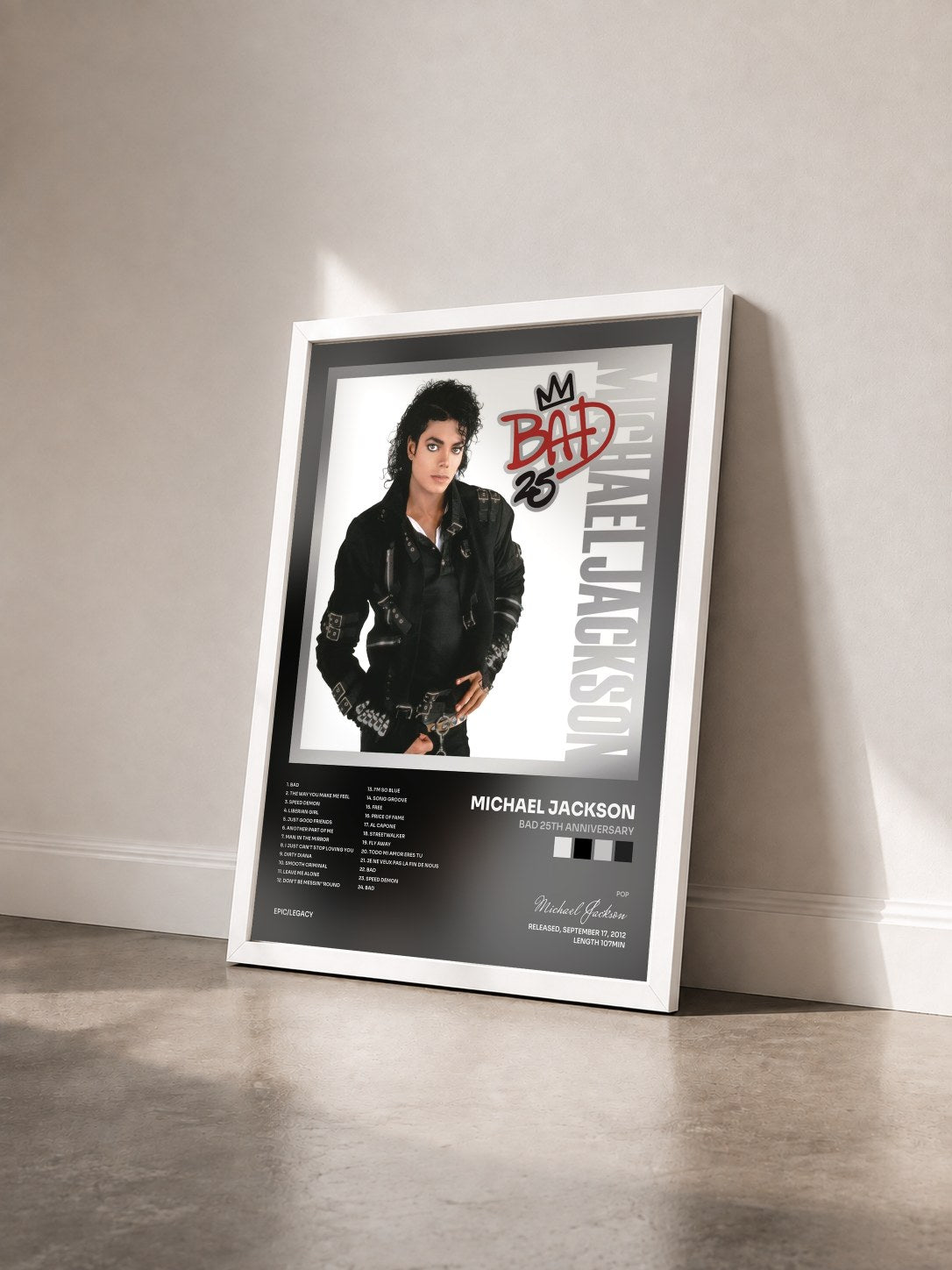 #blanc Tableau de l'album Bad 25th Anniversary de Michael Jackson vu de trois quarts, cadre blanc