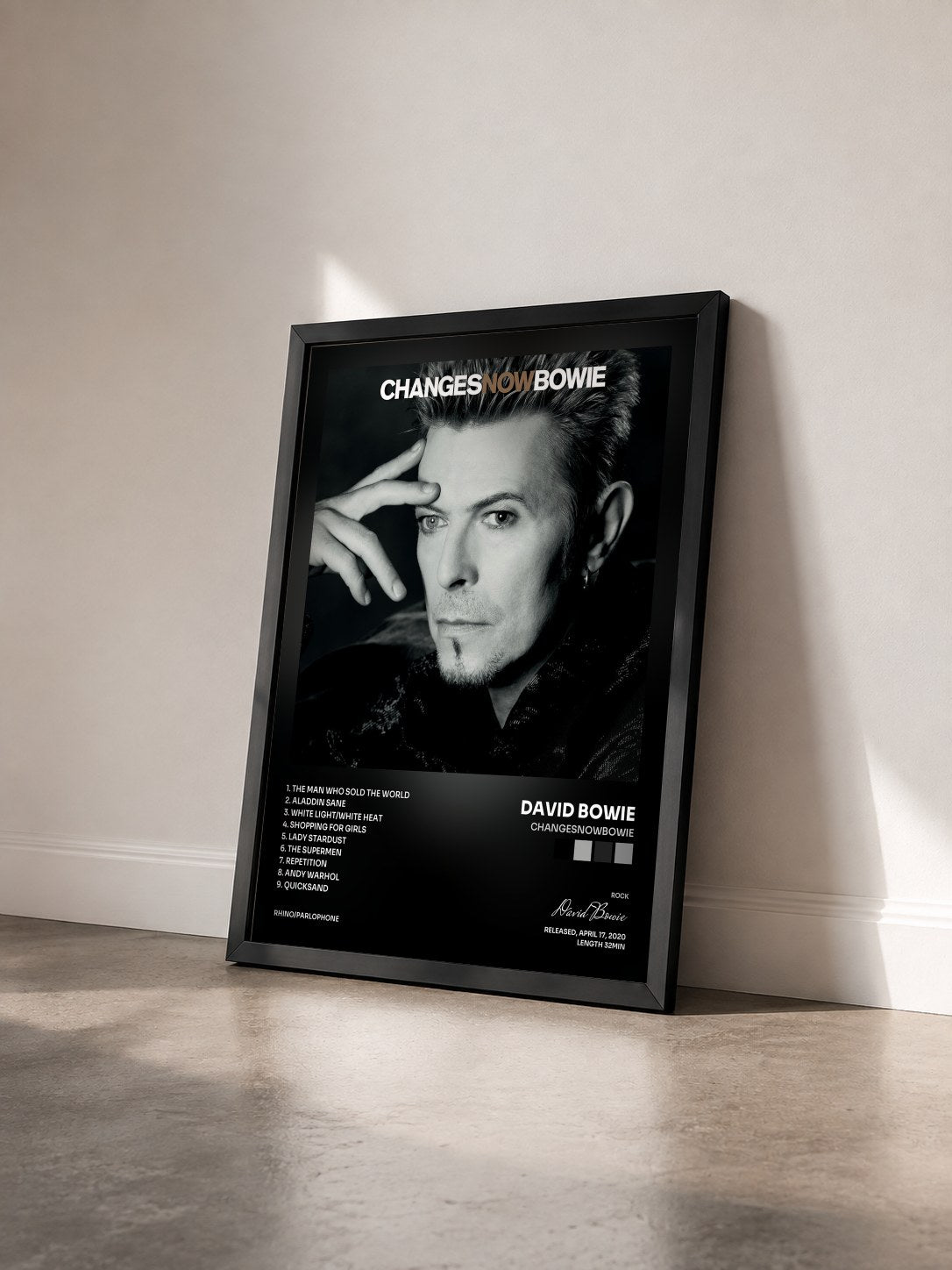 #noir Tableau de l'album ChangesNowBowie de David Bowie vu de trois quarts, cadre noir