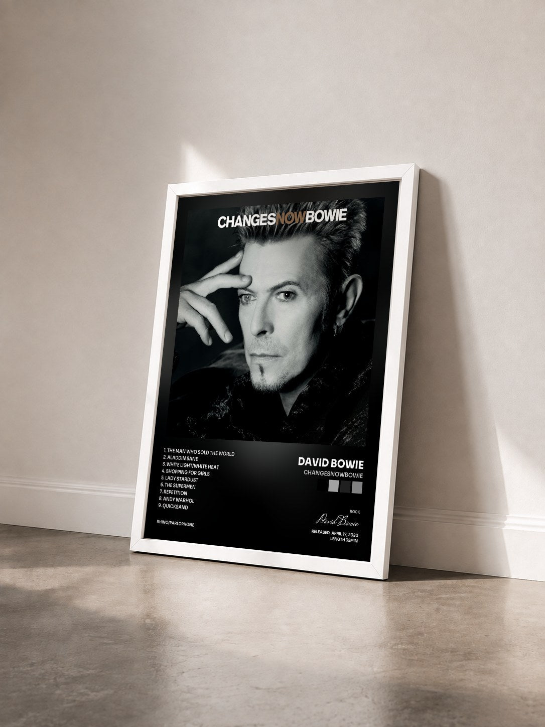 #blanc Tableau de l'album ChangesNowBowie de David Bowie vu de trois quarts, cadre blanc